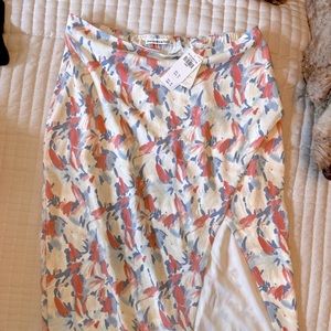 MIDI skirt with side slit